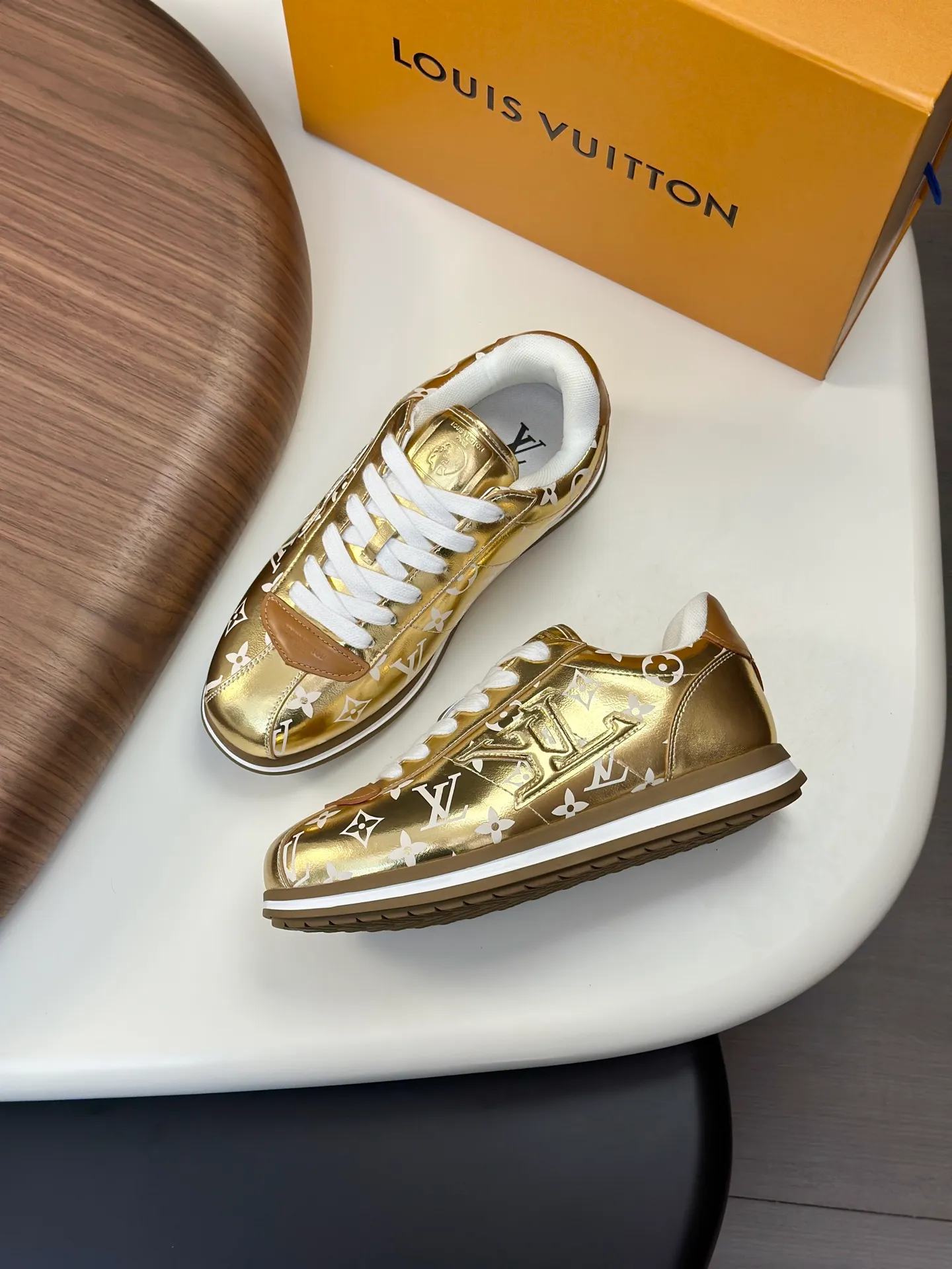 Factory direct sale ¥700💰Full set of packaging💰Top version LV-Louis Vuitton-Classic catwalk new style 1:1 developed replica of the original version! ! The upper foot is very comfortable. It is made of luxurious materials and fine workmanship. The midsole is printed with English letters "Made in Europe". The upper is made of calfskin imported from Italy. The side is decorated with the brand's LOGO and signature. The latest latex foot pads and mesh lining make the foot feel super comfortable. The original two-color TPU combination outsole is specially provided by the original factory. Bag technology Goodyear stitched edges Fabric: Exclusive custom first-layer cowhide Accessories: Exclusive private model Vuitton logo, lining: Customized silk mesh lining - first-layer silk cowhide lining Outsole: TPU combination outsole wear-resistant, non-slip and anti-yellowing Foot pads: new latex pads-mesh sweat-absorbent Counter technology: fully computerized sewing machine wire drawing Toe box back cover Hot and cold shaping Full set of pull-top last with medium and low logo pattern Counter packaging - Shoelaces, certificates, cards, instructions, certificates of quality, dust bags, the most comprehensive packaging on the Internet, men's size 339-44 (38/45 custom-made, non-refundable!